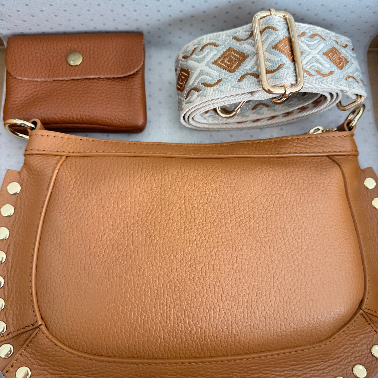 Pack regalo bandolera piel ovalada tachuelas camel iniciales bordadas
