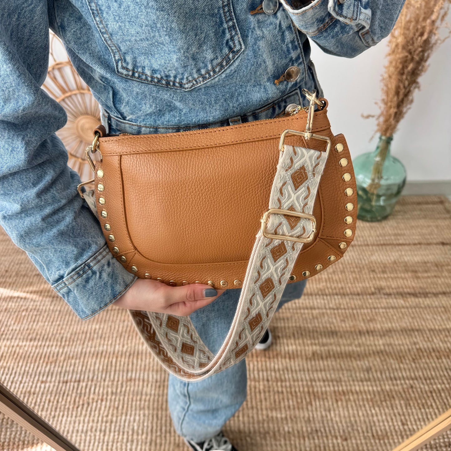 Bandolera ovalada piel tachuelas camel iniciales bordadas