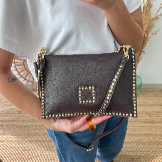 Bandolera marrón piel tachuelas doradas