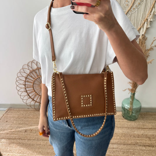 Bandolera camel piel tachuelas doradas