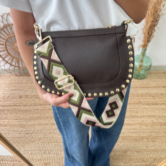 Bandolera ovalada piel tachuelas marrón iniciales bordadas