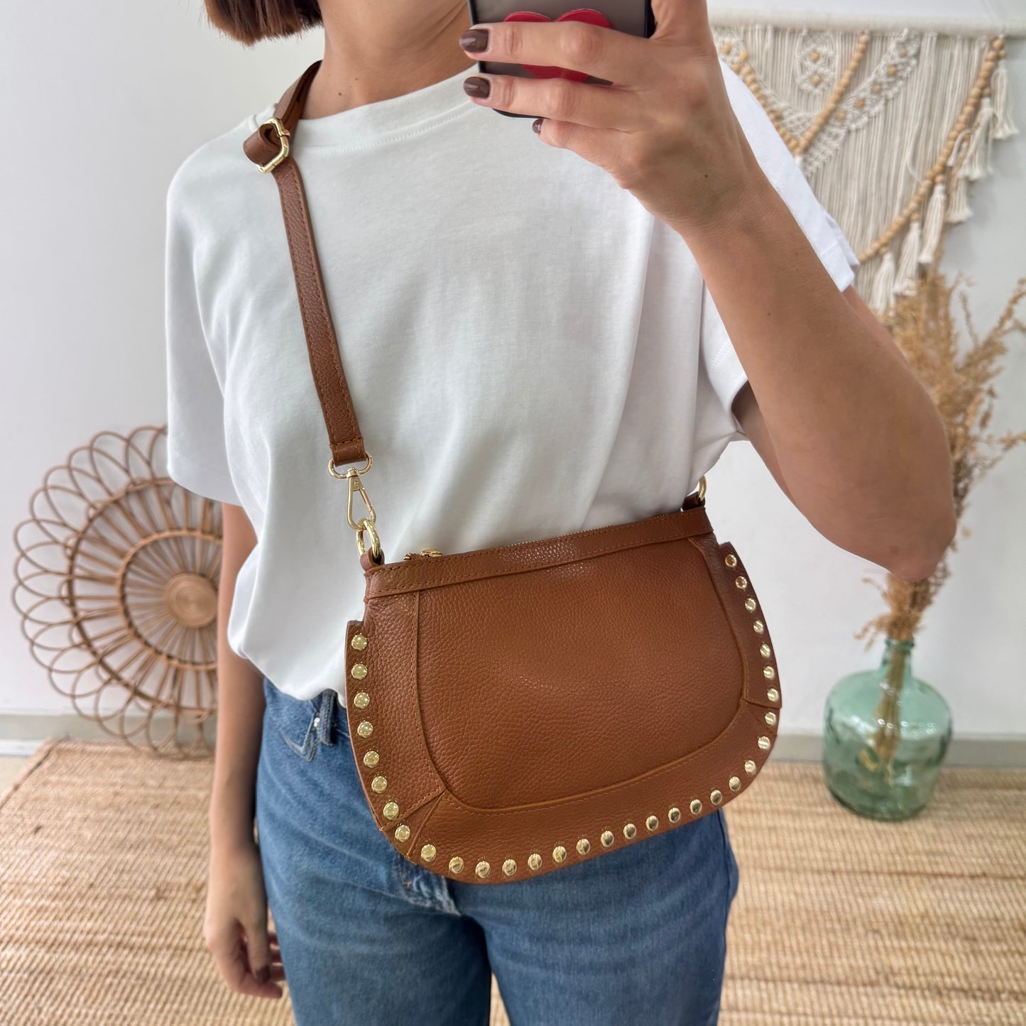 Bandolera ovalada piel tachuelas camel iniciales bordadas