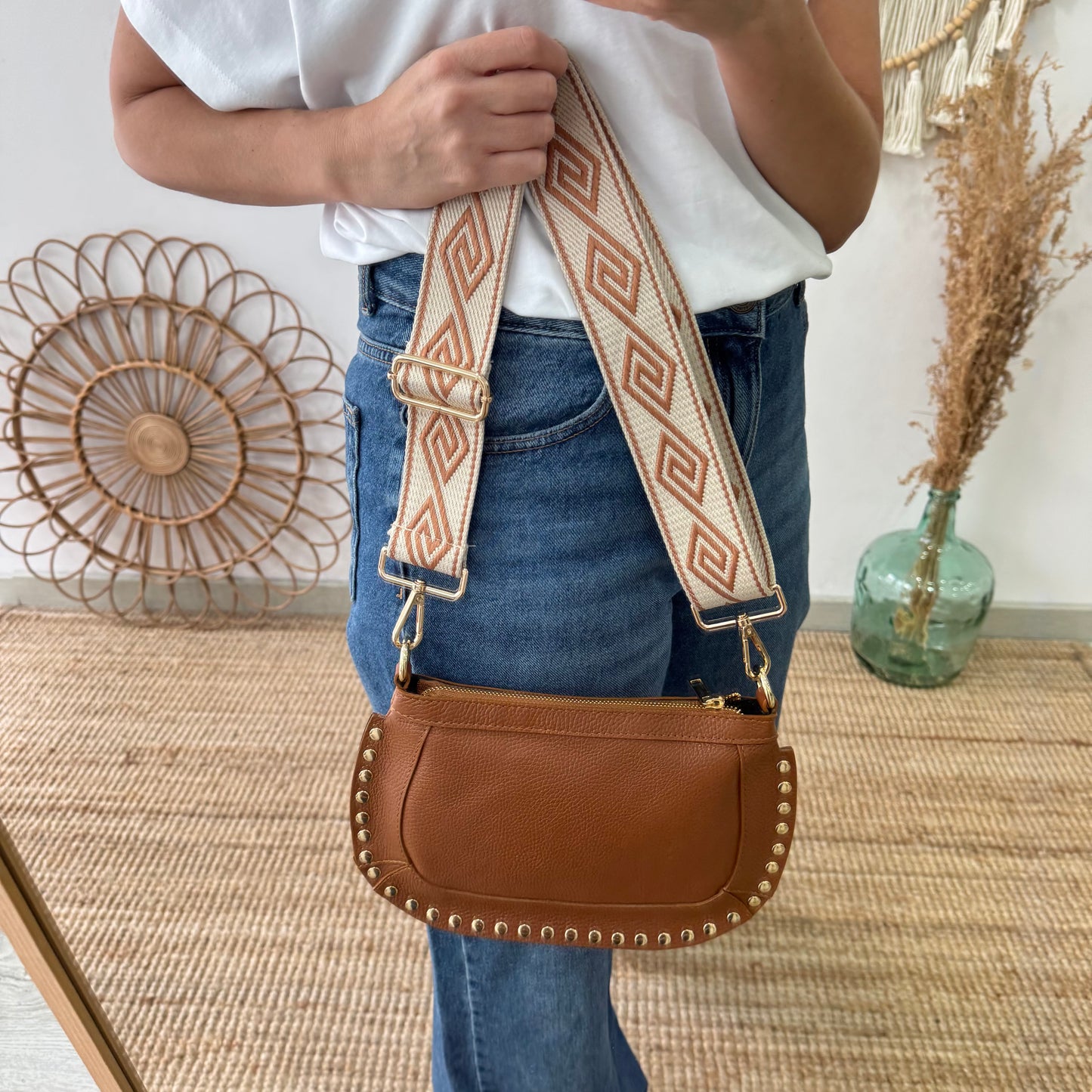 Bandolera ovalada piel tachuelas camel iniciales bordadas