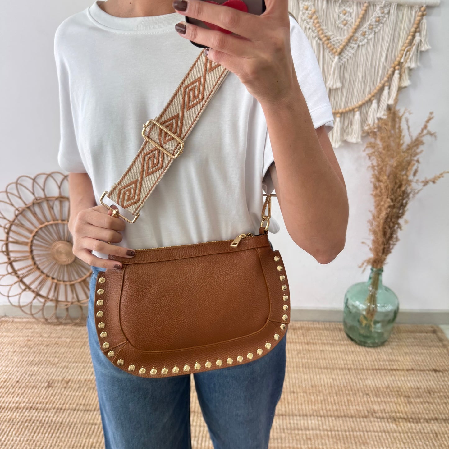 Bandolera ovalada piel tachuelas camel iniciales bordadas