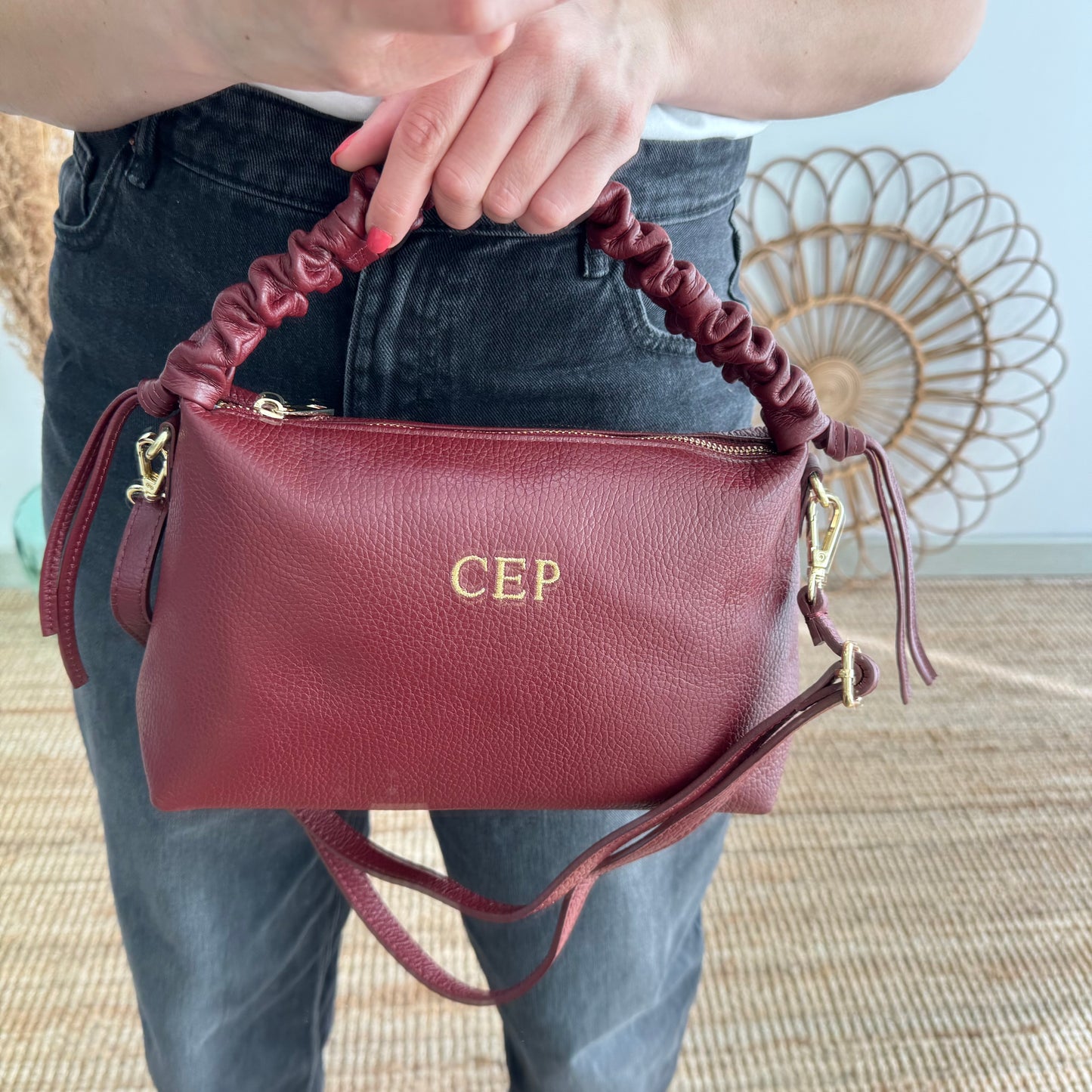 Bolso piel asas fruncidas granate iniciales bordadas