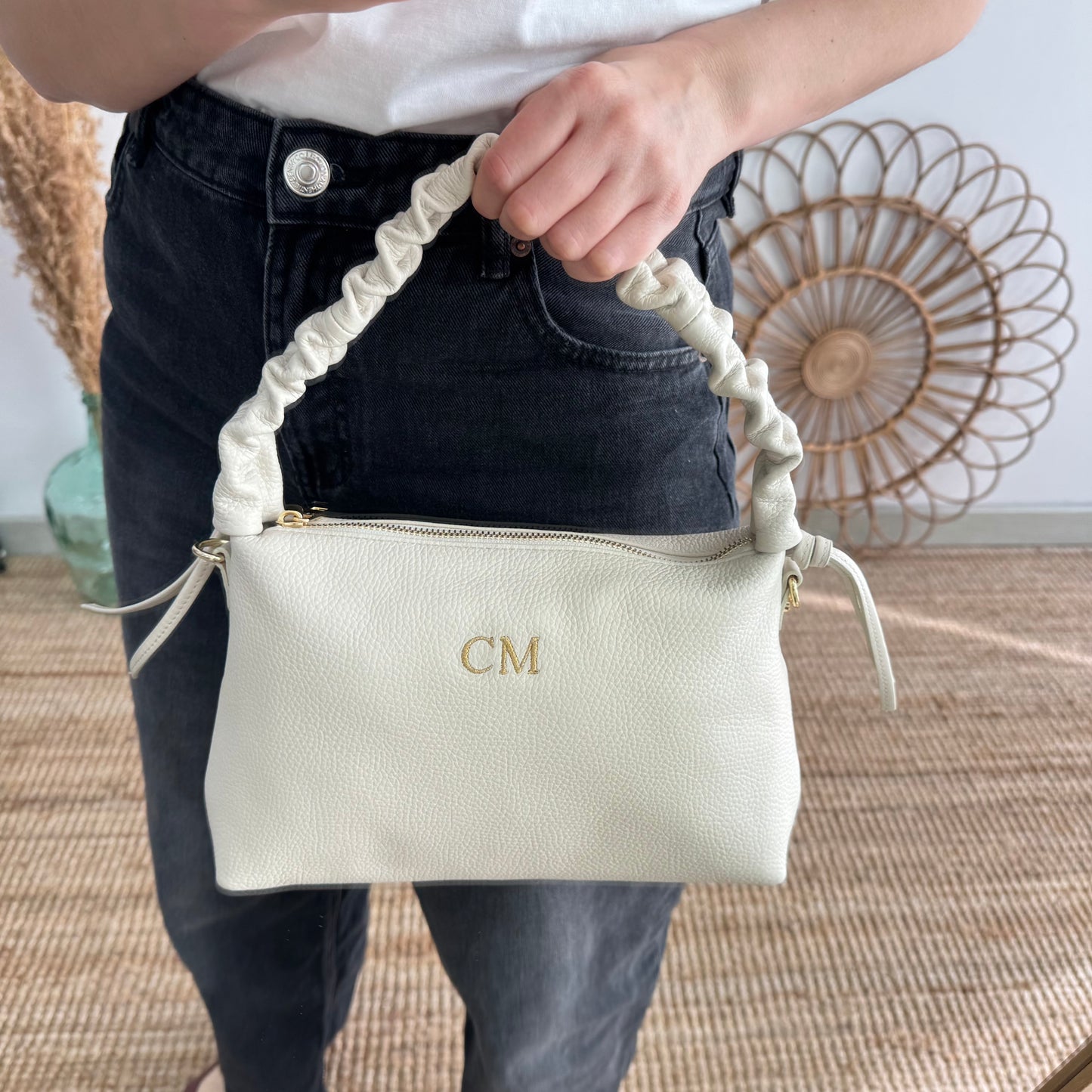 Bolso piel asas fruncidas beige iniciales bordadas