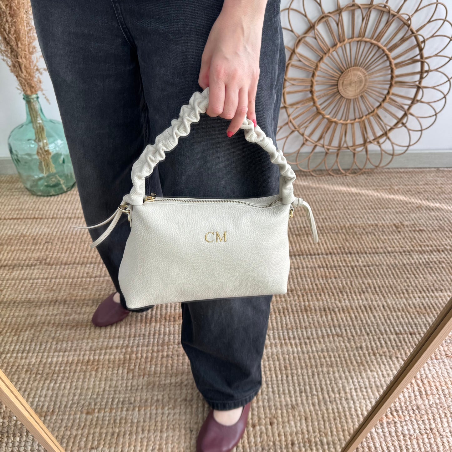 Bolso piel asas fruncidas beige iniciales bordadas