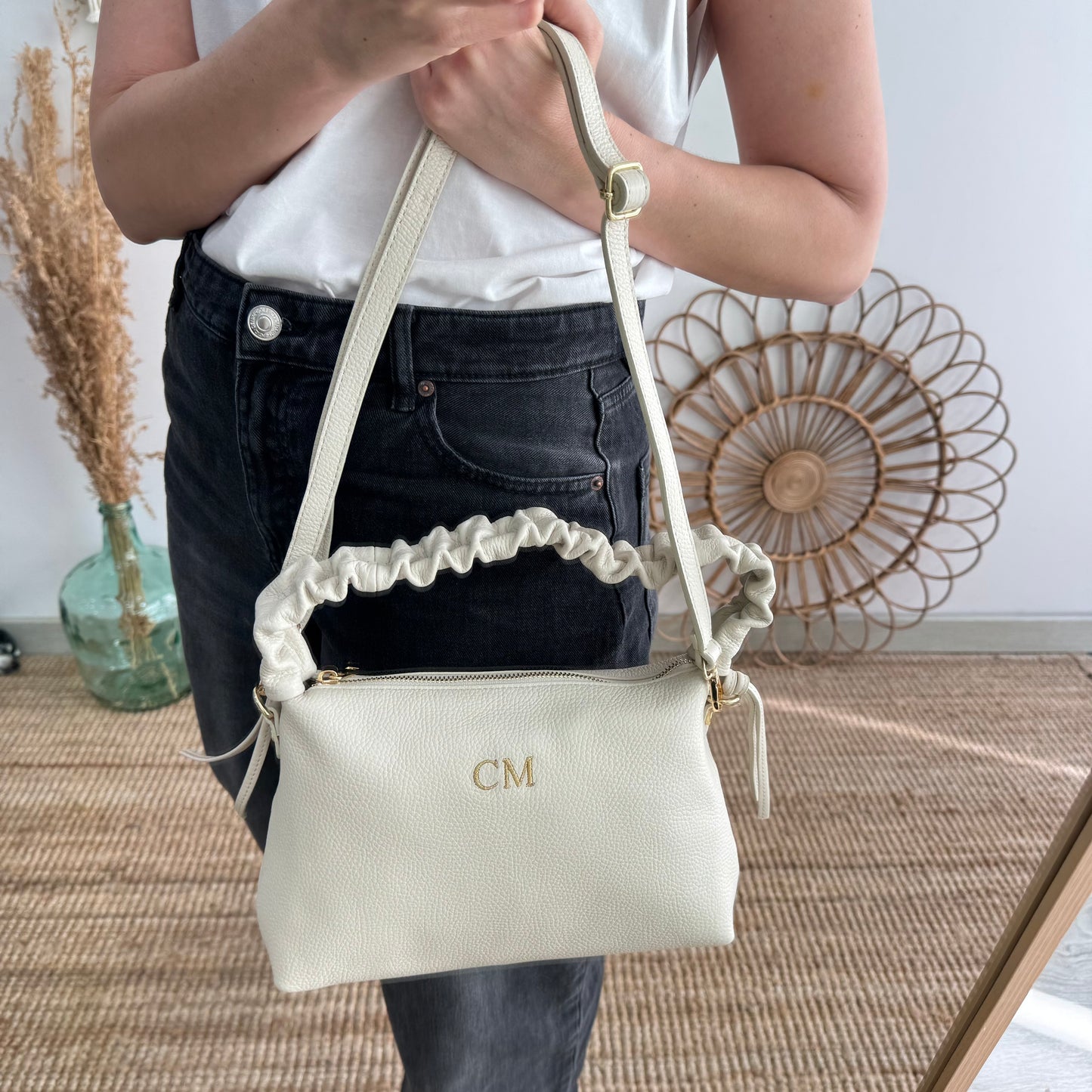 Bolso piel asas fruncidas beige iniciales bordadas