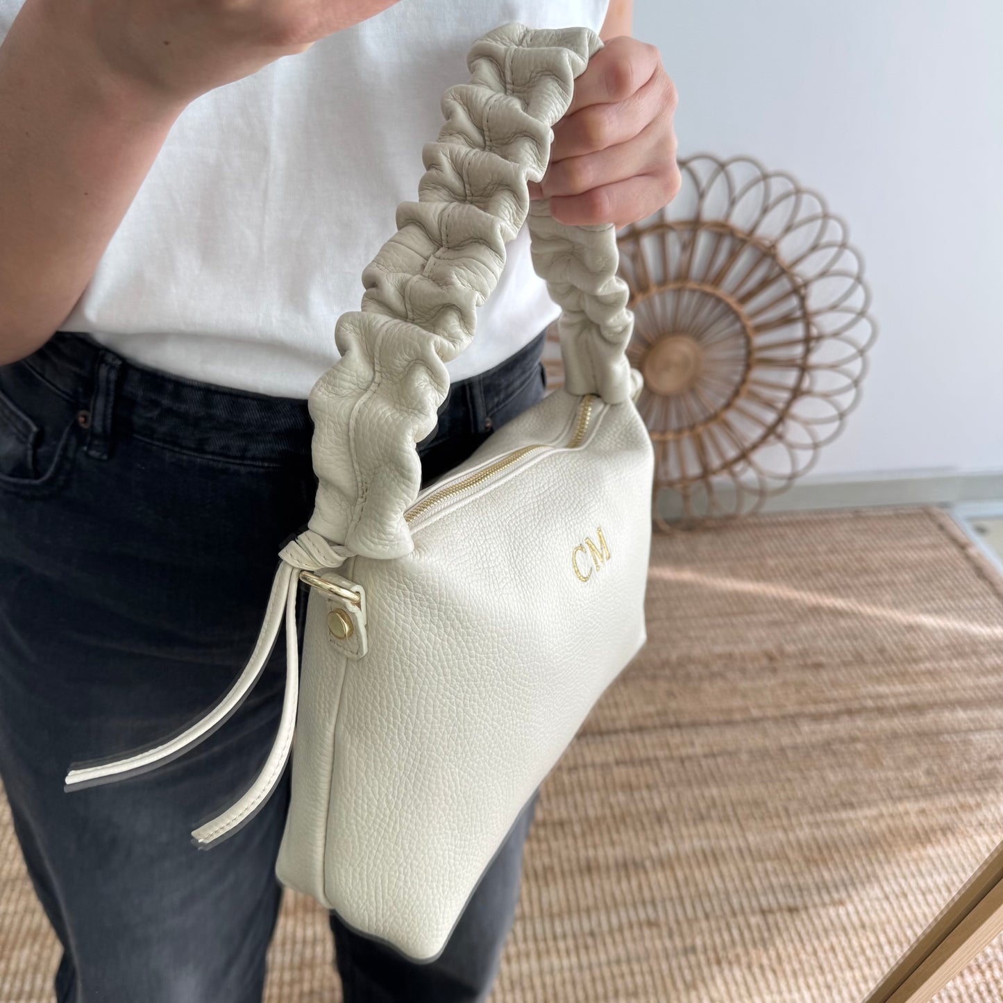 Bolso piel asas fruncidas beige iniciales bordadas