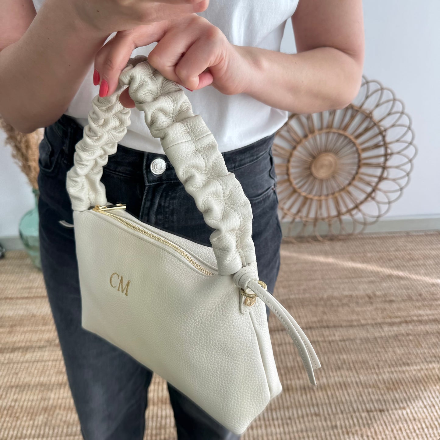 Bolso piel asas fruncidas beige iniciales bordadas