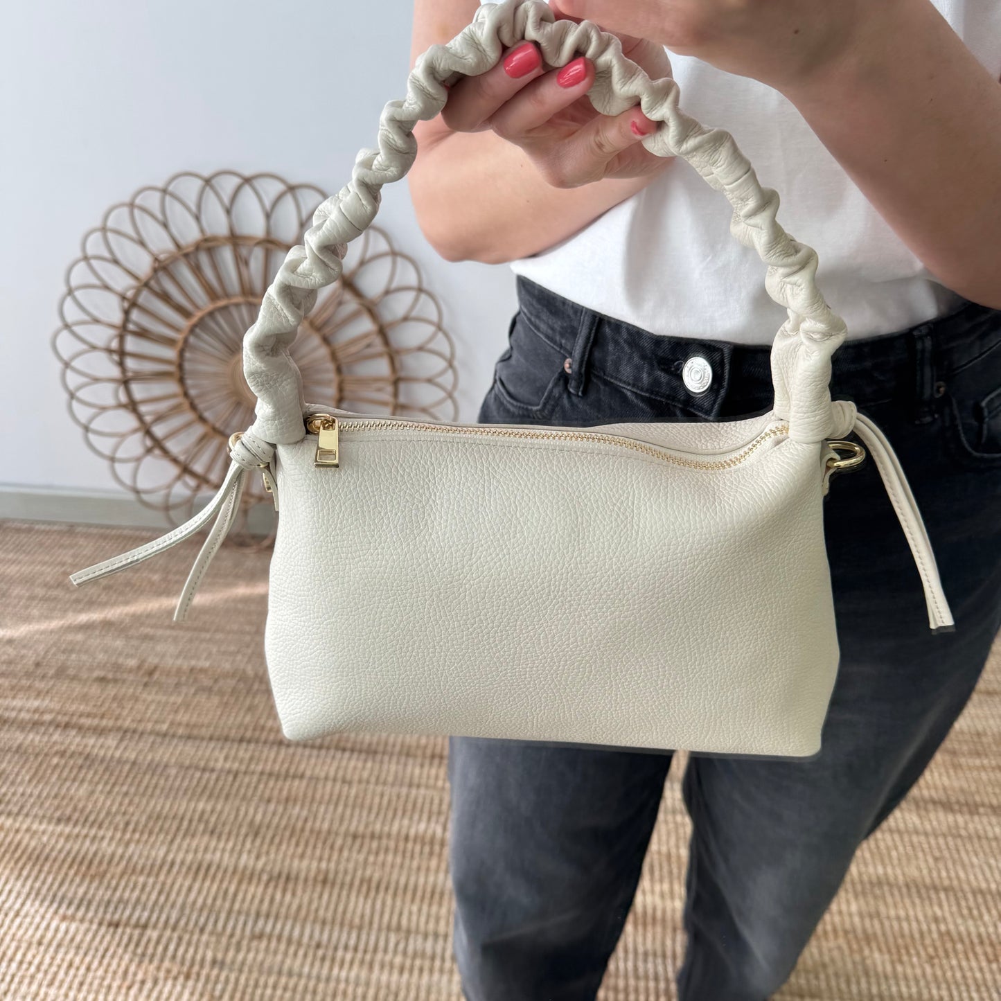 Bolso piel asas fruncidas beige iniciales bordadas