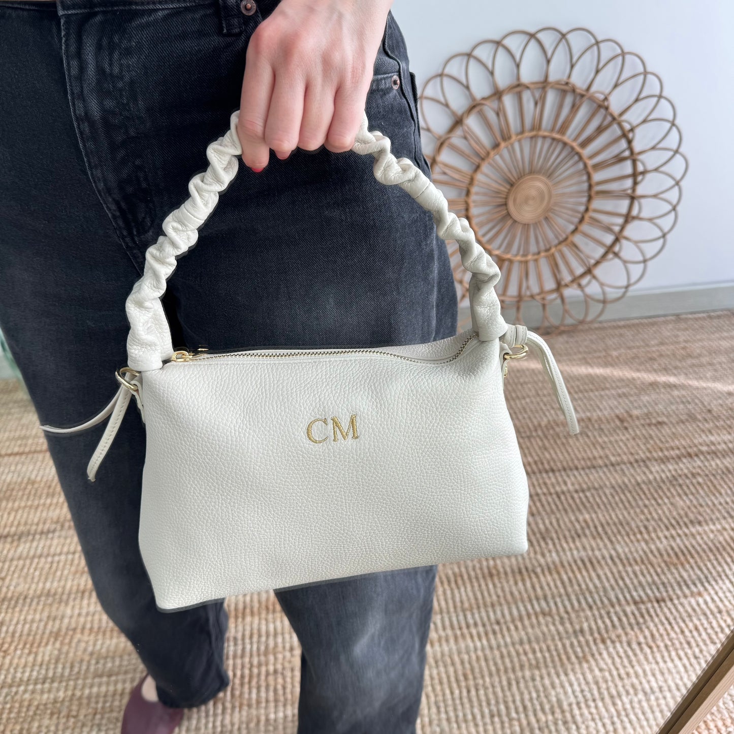 Bolso piel asas fruncidas beige iniciales bordadas