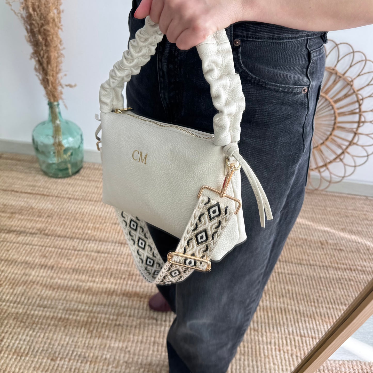 Bolso piel asas fruncidas beige iniciales bordadas