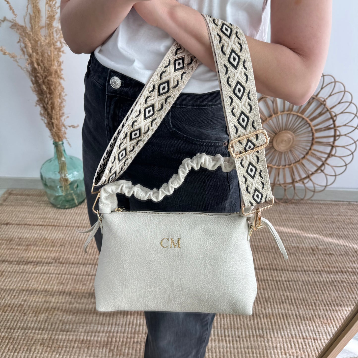 Bolso piel asas fruncidas beige iniciales bordadas