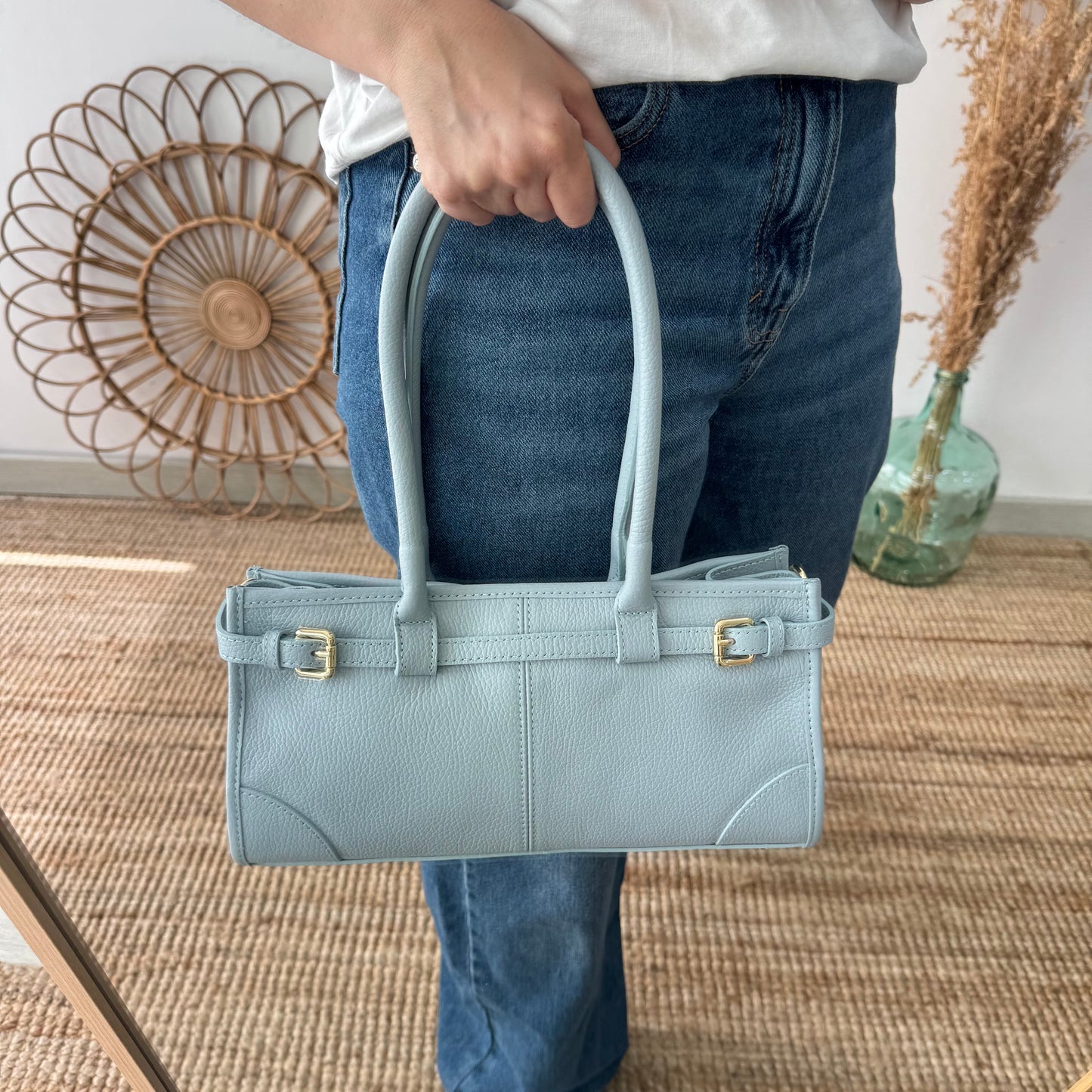 Bolso piel cierre cinturón celeste