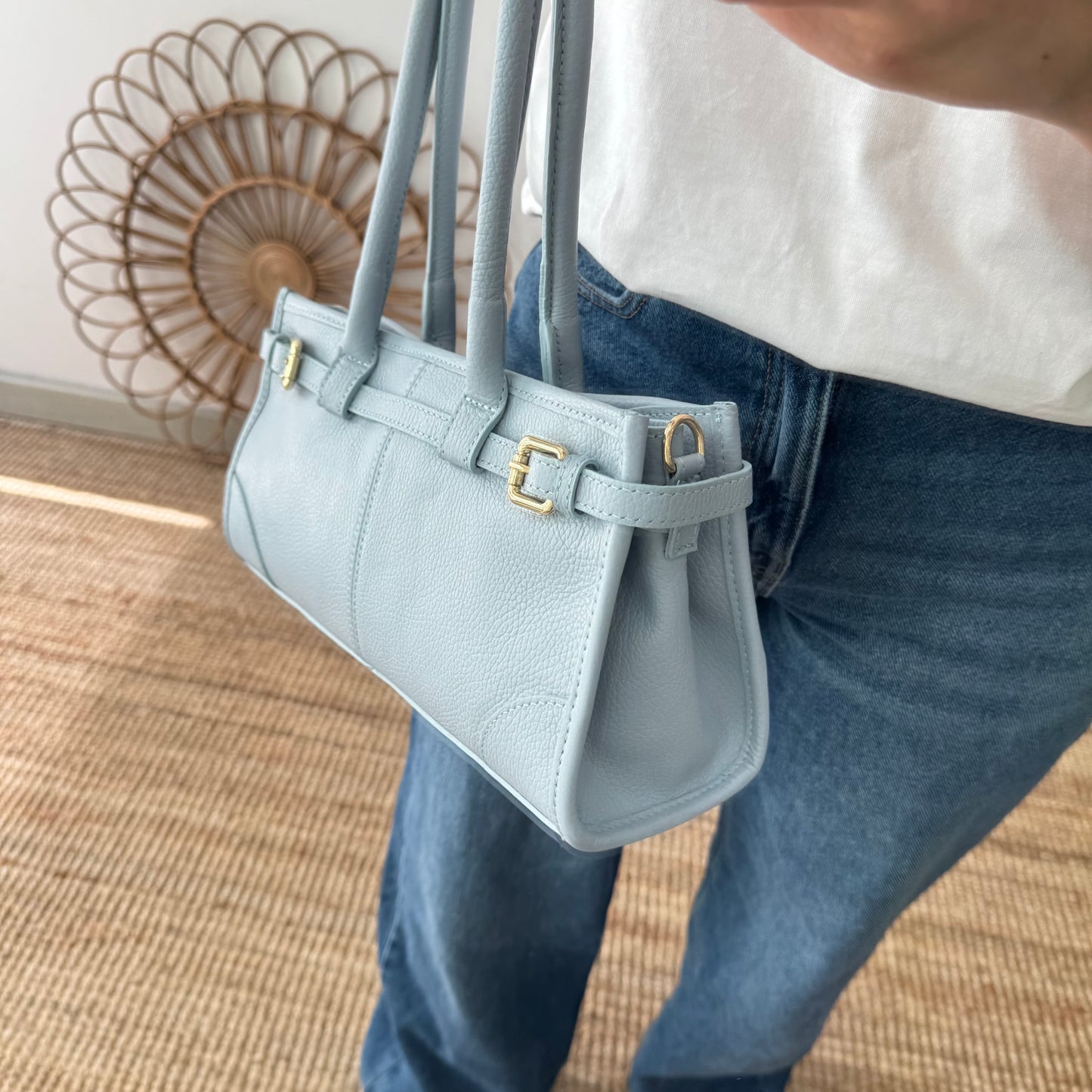 Bolso piel cierre cinturón celeste