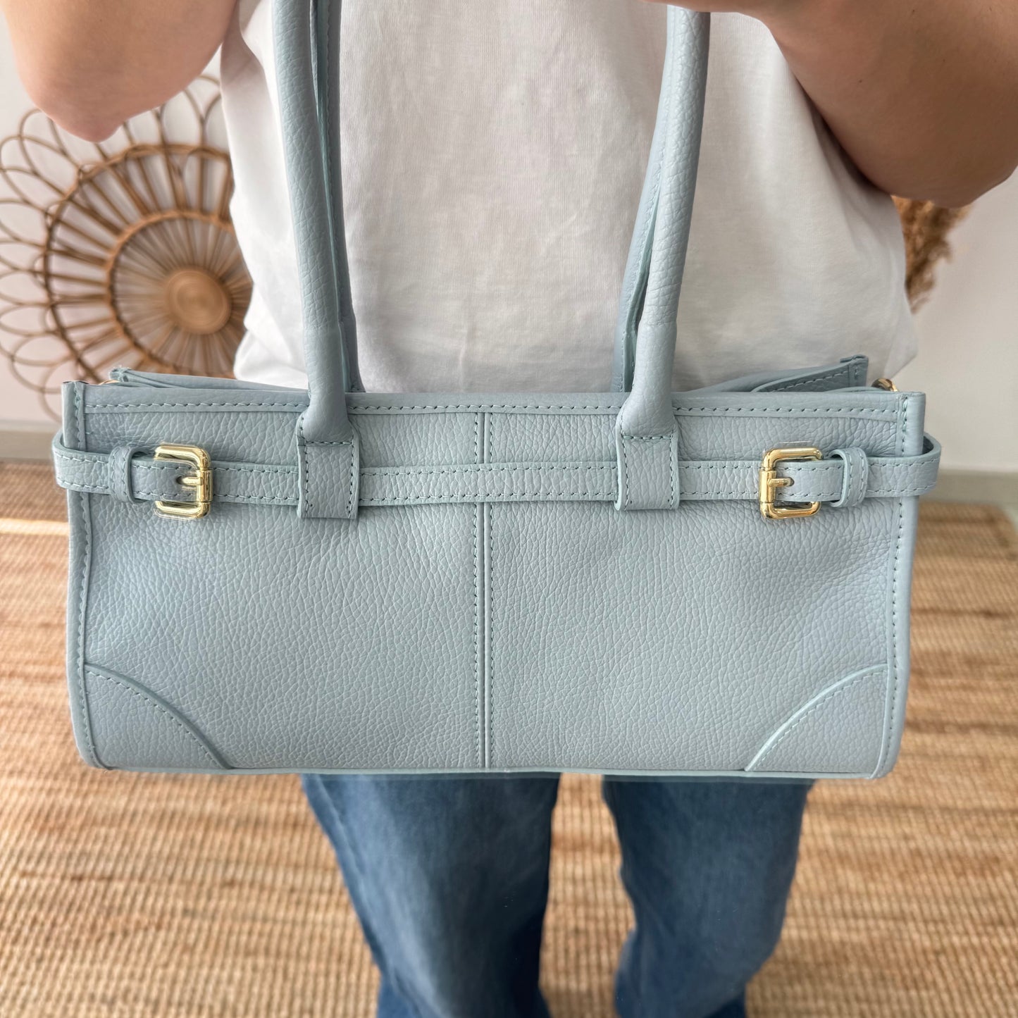 Bolso piel cierre cinturón celeste