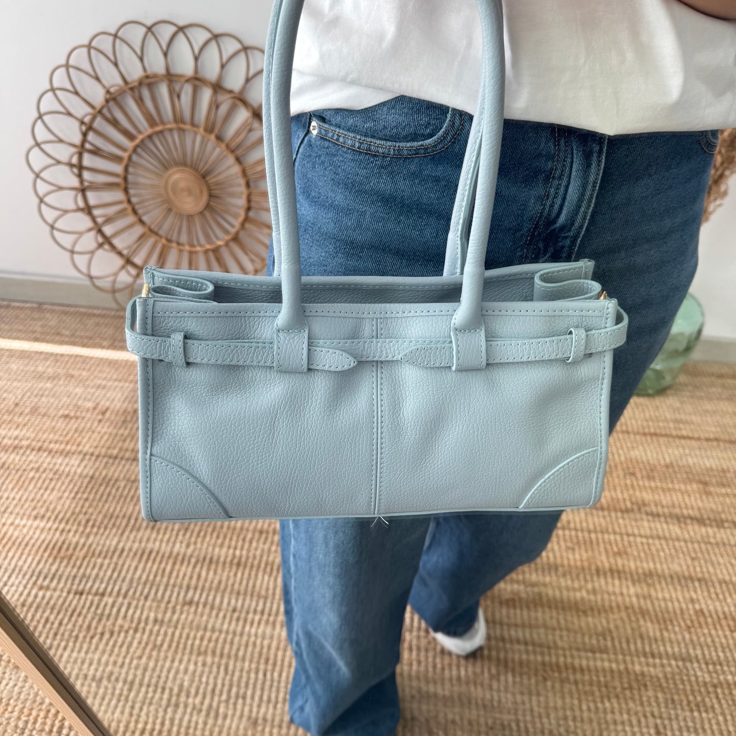 Bolso piel cierre cinturón celeste