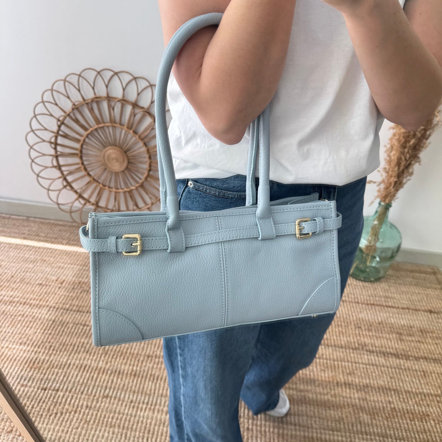 Bolso piel cierre cinturón celeste
