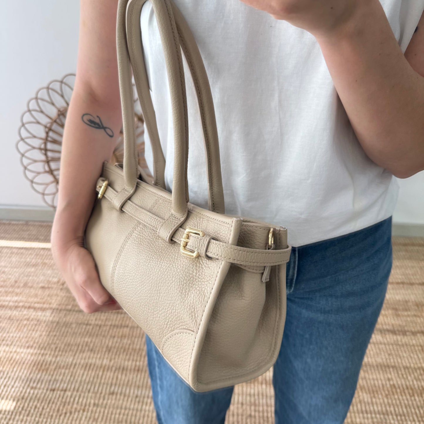 Bolso piel cierre cinturón taupe
