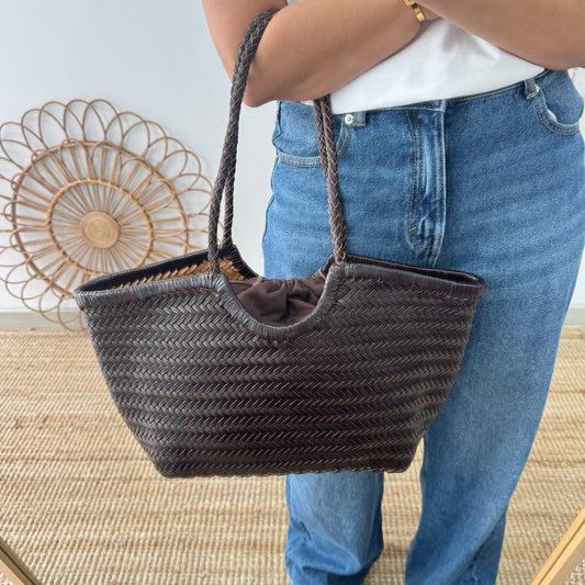 Capazo de piel trenzada marrón mediano