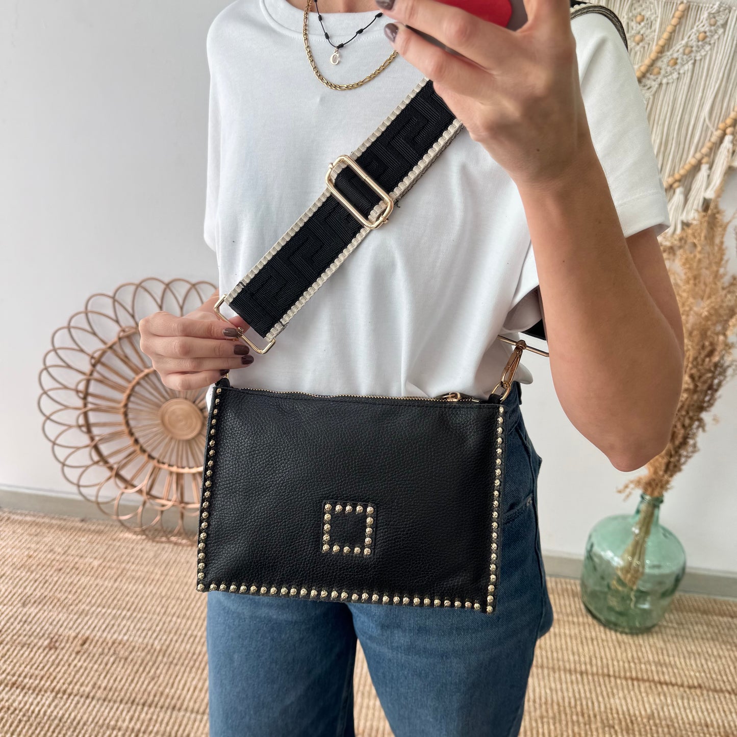 Bandolera negro piel tachuelas doradas