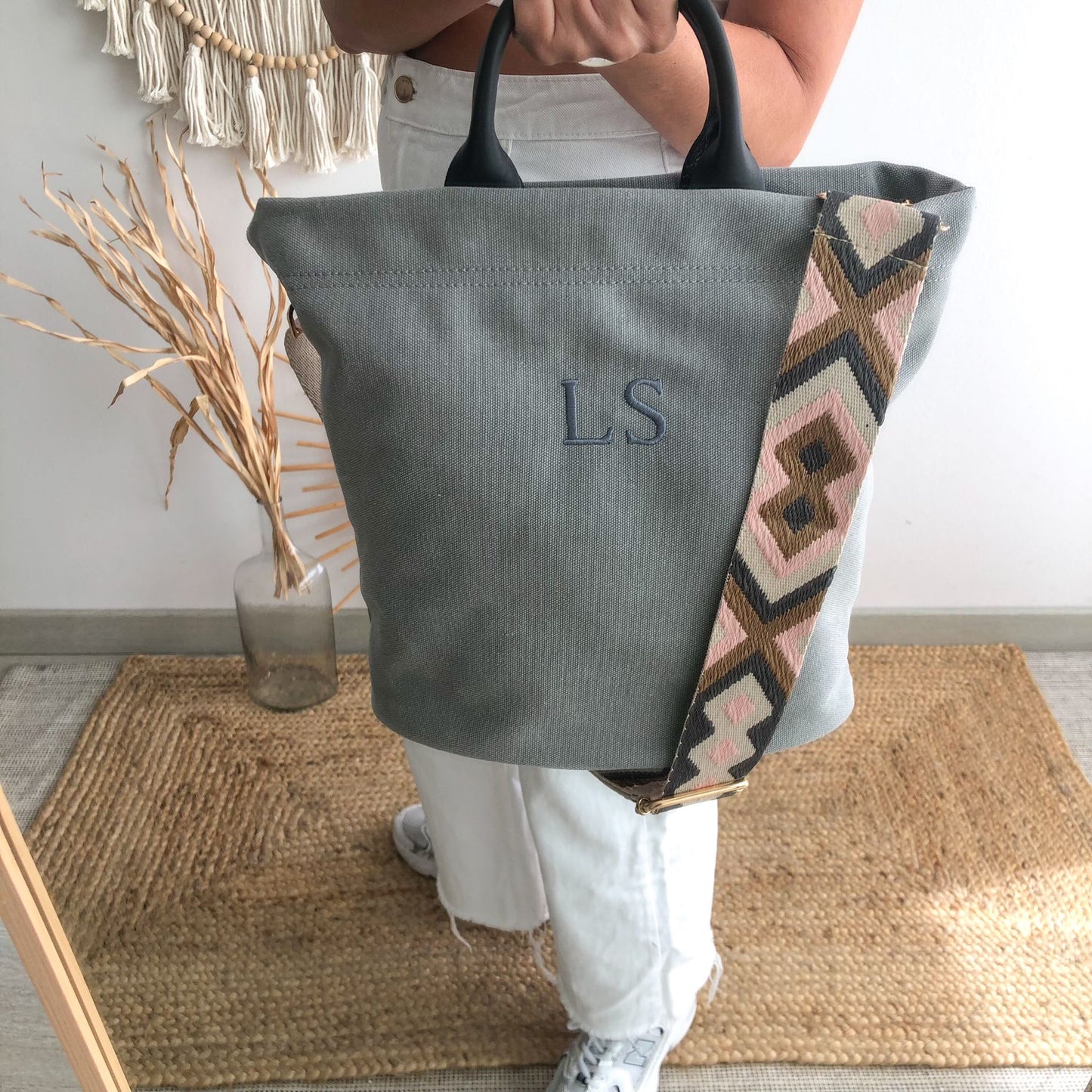 Bolso loneta gris claro asas piel herraje dorado iniciales bordadas