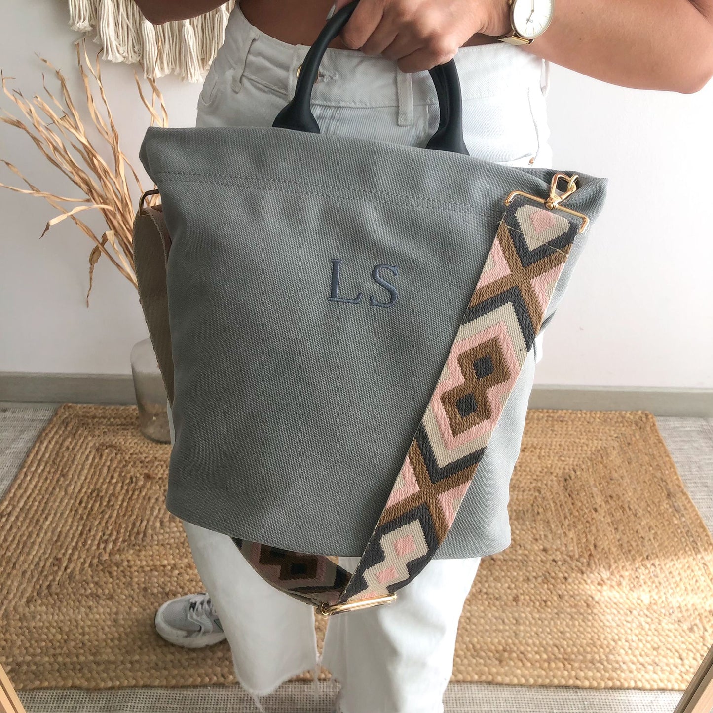 Bolso loneta gris claro asas piel herraje dorado iniciales bordadas