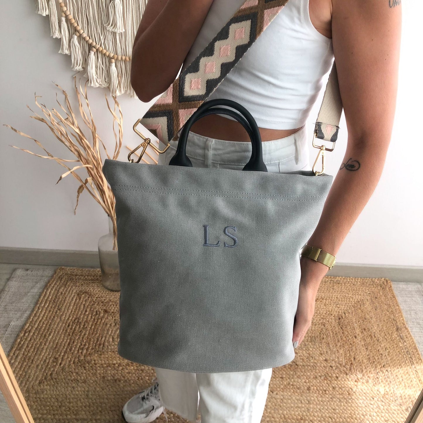Bolso loneta gris claro asas piel herraje dorado iniciales bordadas
