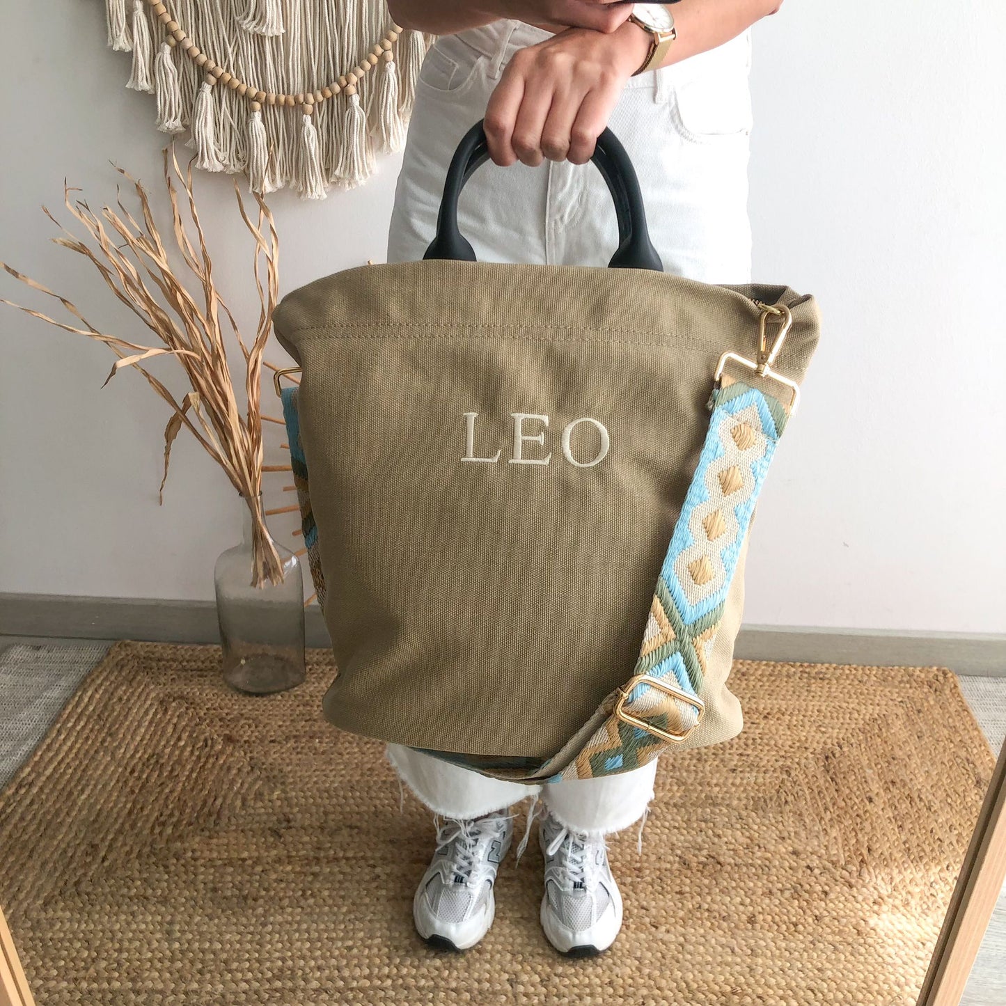 Bolso loneta taupe asas piel herraje dorado iniciales bordadas