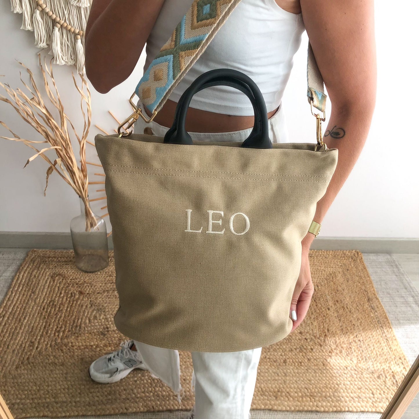 Bolso loneta taupe asas piel herraje dorado iniciales bordadas