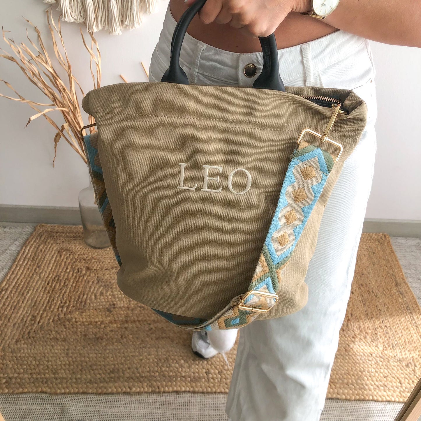 Bolso loneta taupe asas piel herraje dorado iniciales bordadas