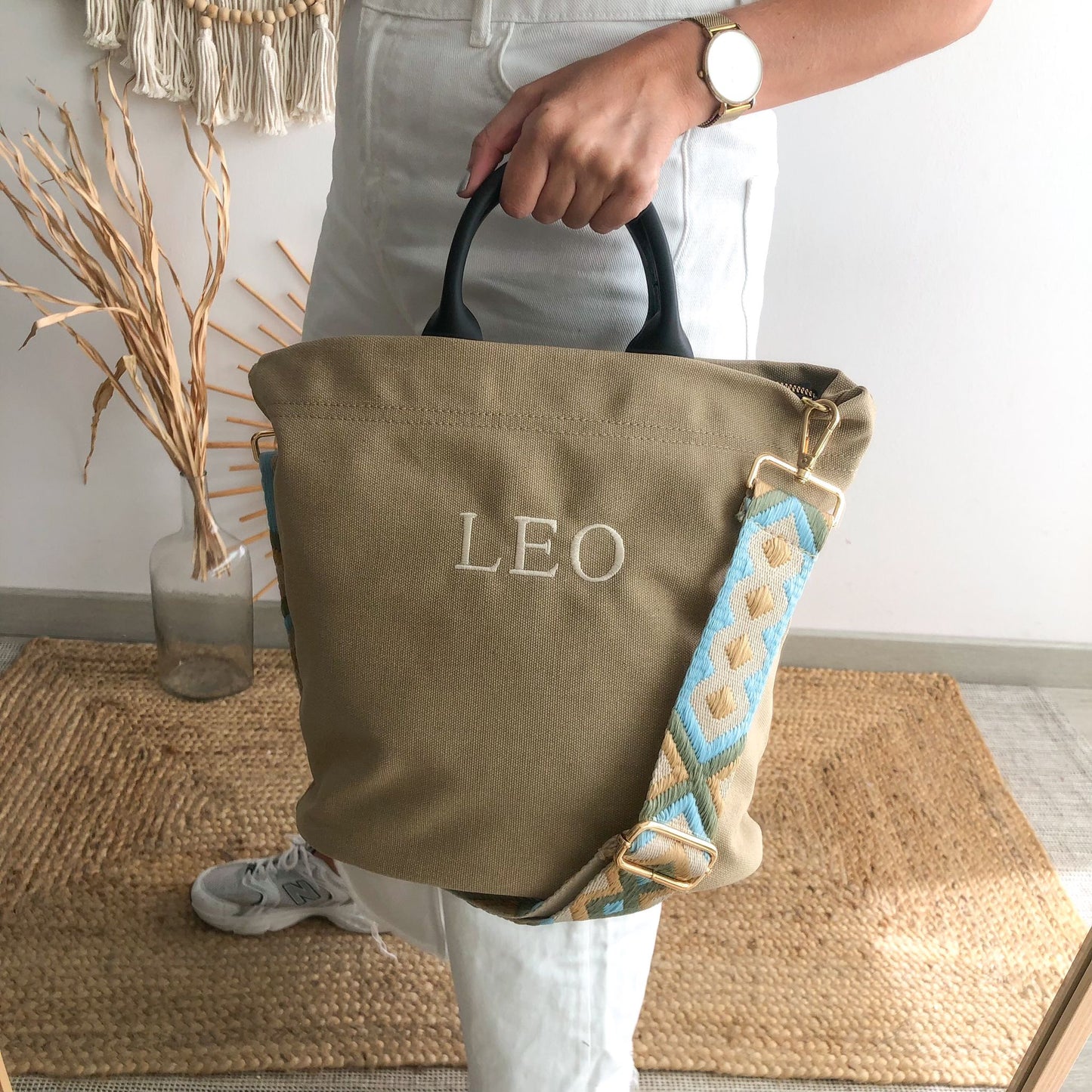 Bolso loneta taupe asas piel herraje dorado iniciales bordadas