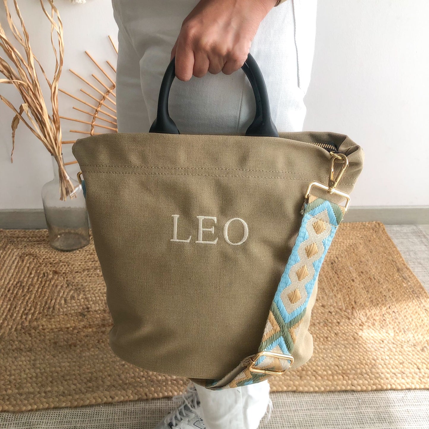 Bolso loneta taupe asas piel herraje dorado iniciales bordadas