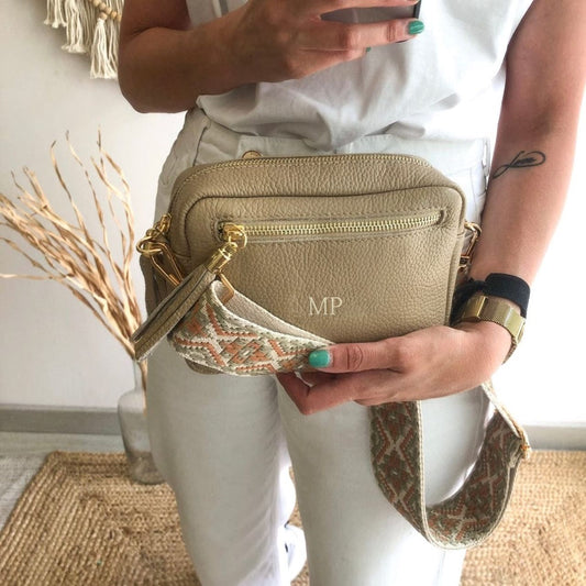 Bolso rectangular piel taupe doble pompón iniciales bordadas