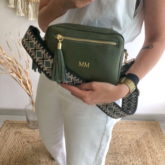 Bolso rectangular piel caqui doble pompón iniciales bordadas