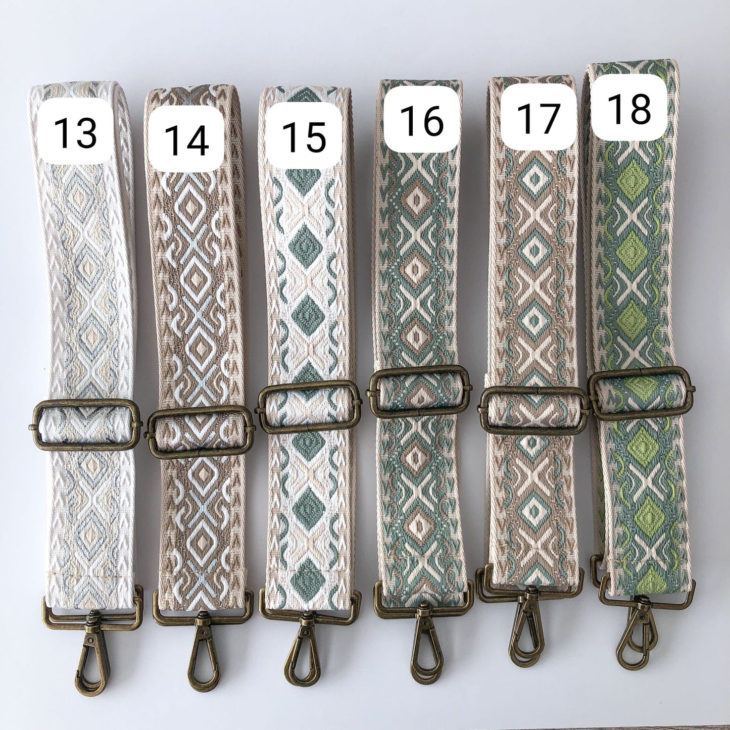 Bolso loneta y piel taupe claro iniciales bordadas con correa étnica