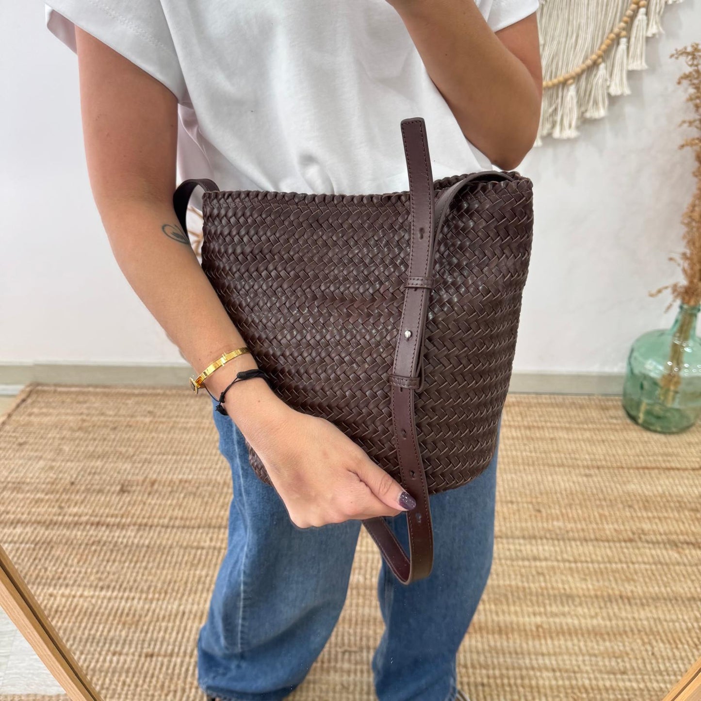 Bolso saco en piel trenzada marrón