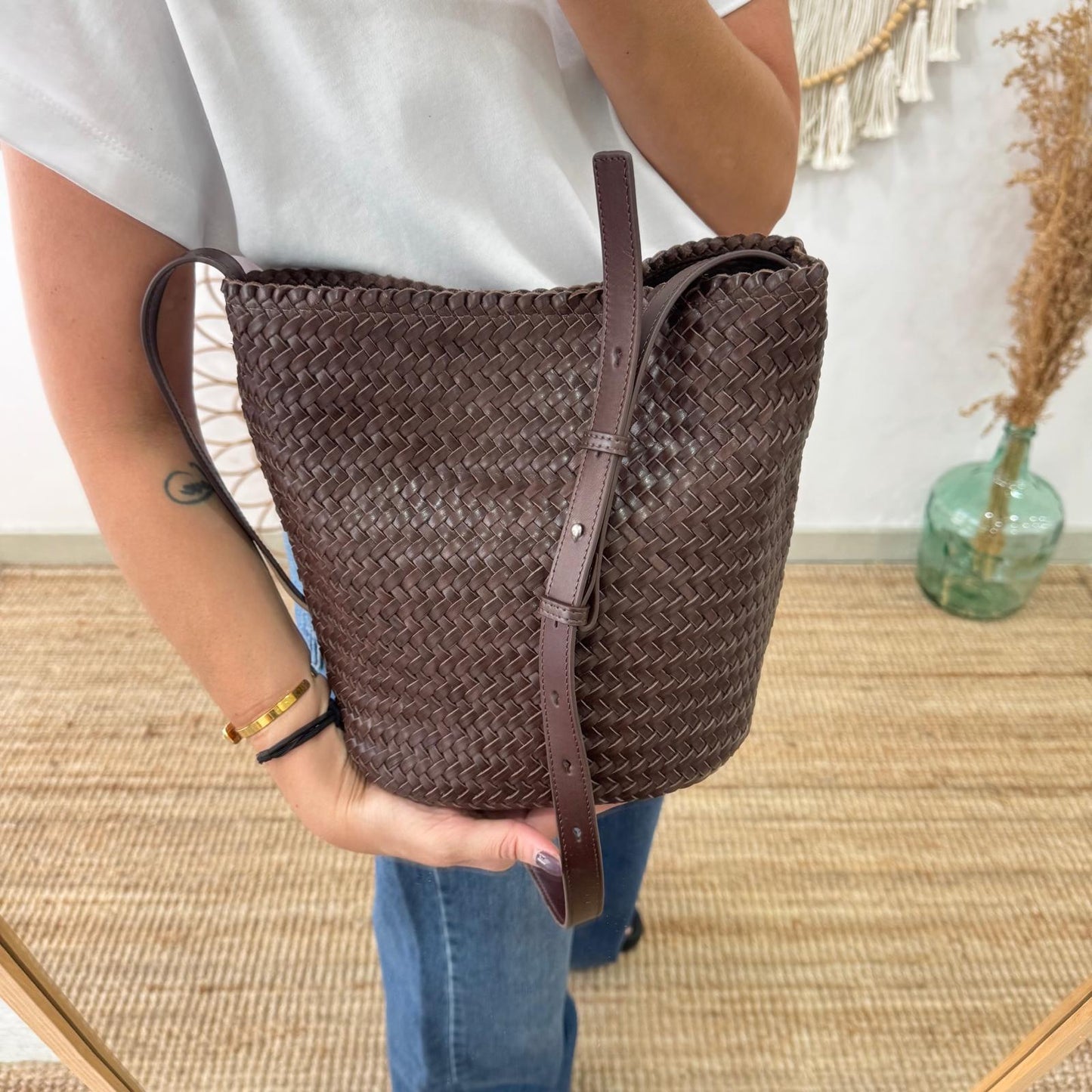 Bolso saco en piel trenzada marrón