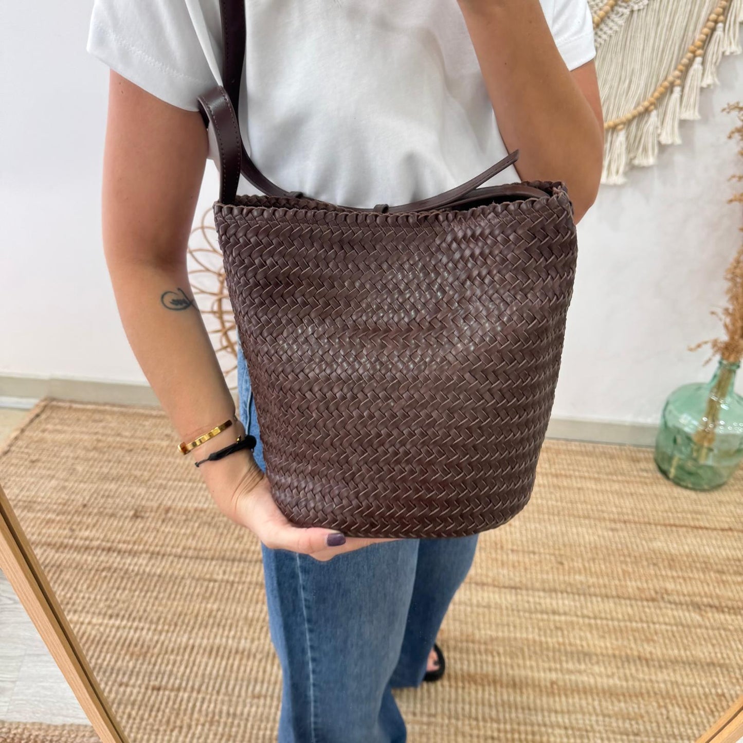 Bolso saco en piel trenzada marrón