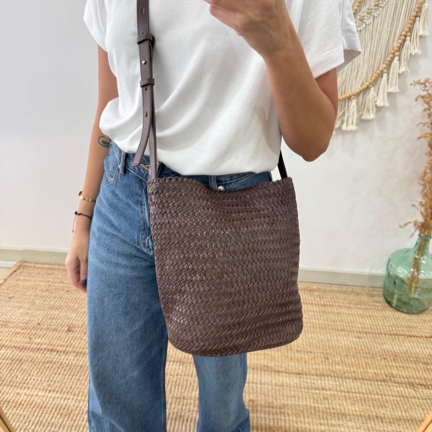 Bolso saco en piel trenzada marrón