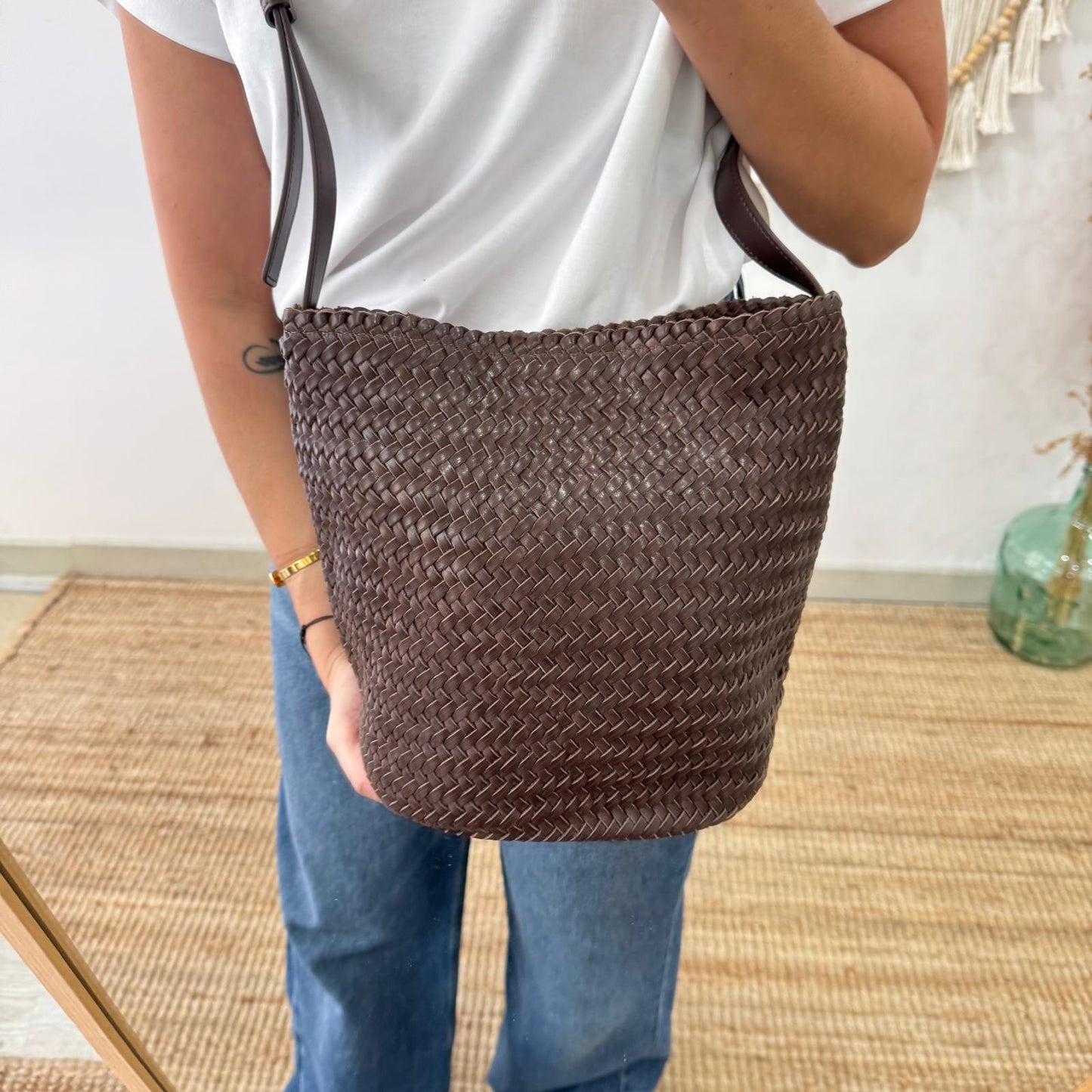 Bolso saco en piel trenzada marrón