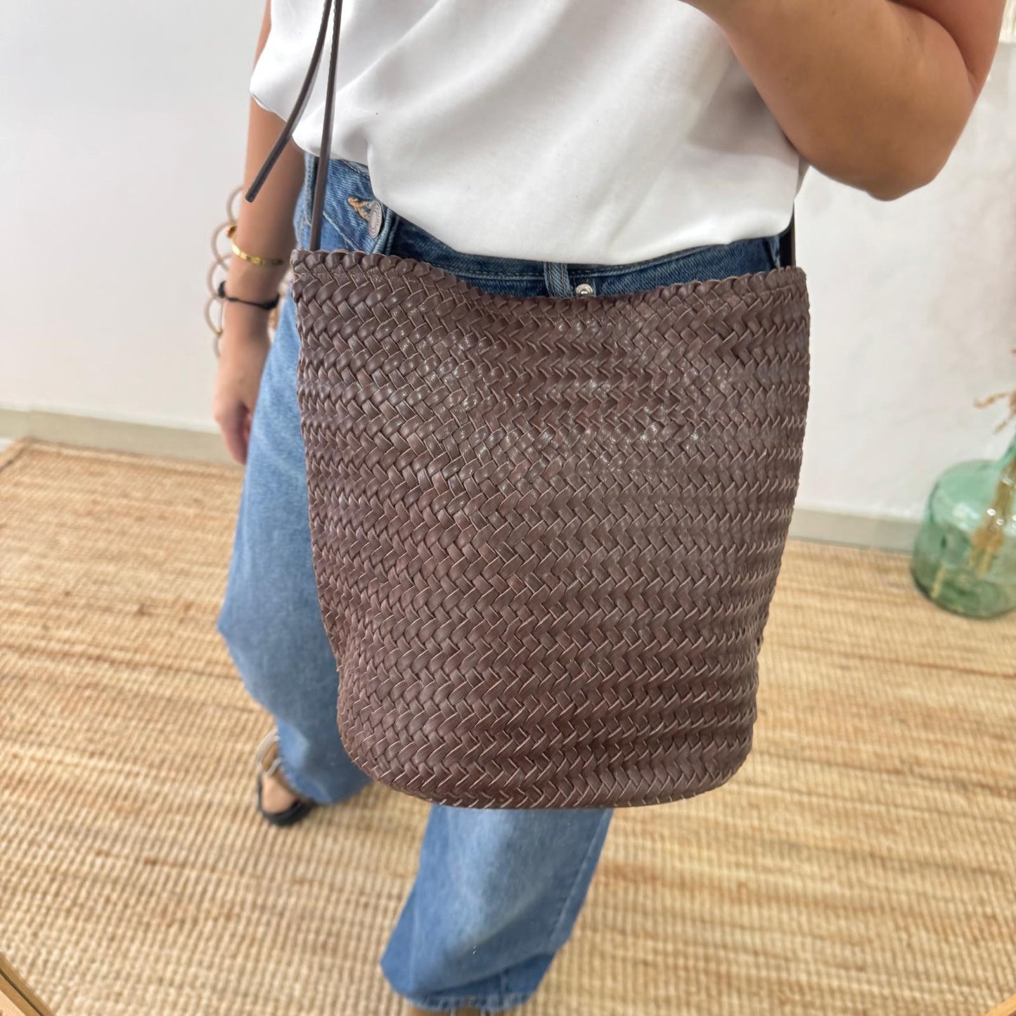 Bolso saco en piel trenzada marrón