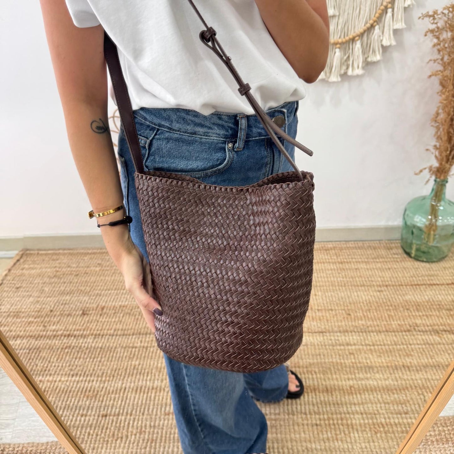 Bolso saco en piel trenzada marrón