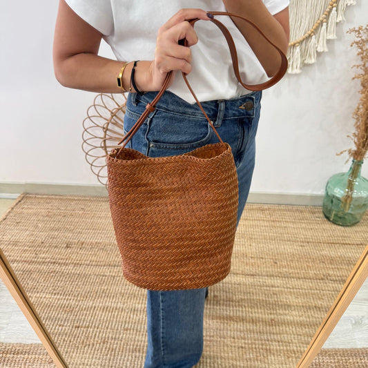 Bolso saco en piel trenzada camel