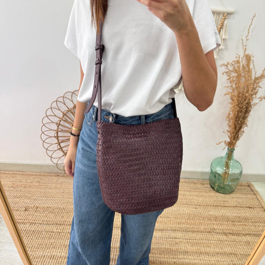 Bolso saco en piel trenzada burdeos
