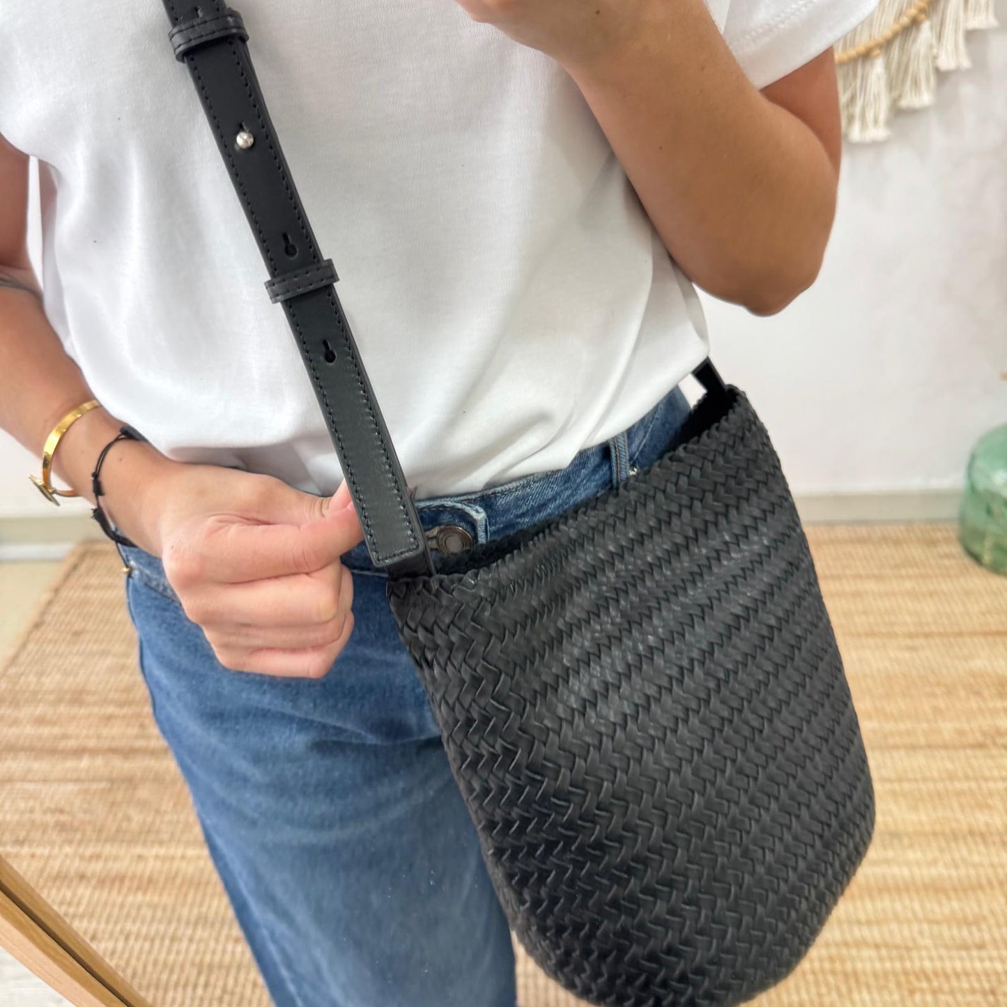 Bolso saco en piel trenzada negro