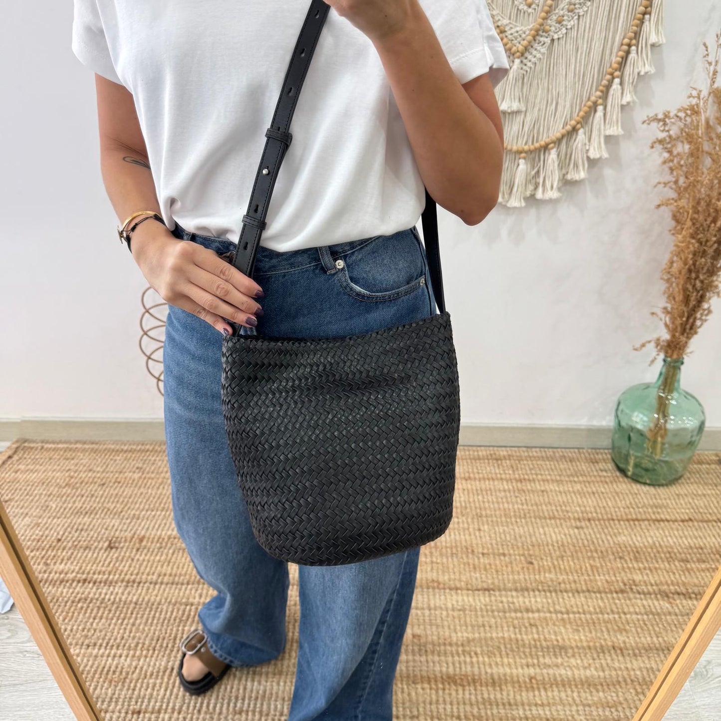 Bolso saco en piel trenzada negro