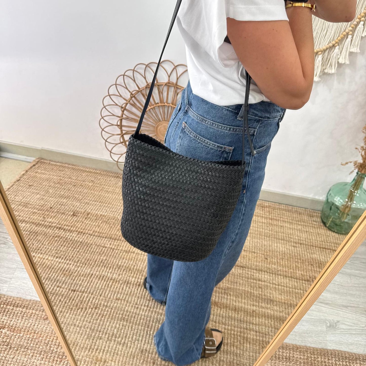 Bolso saco en piel trenzada negro