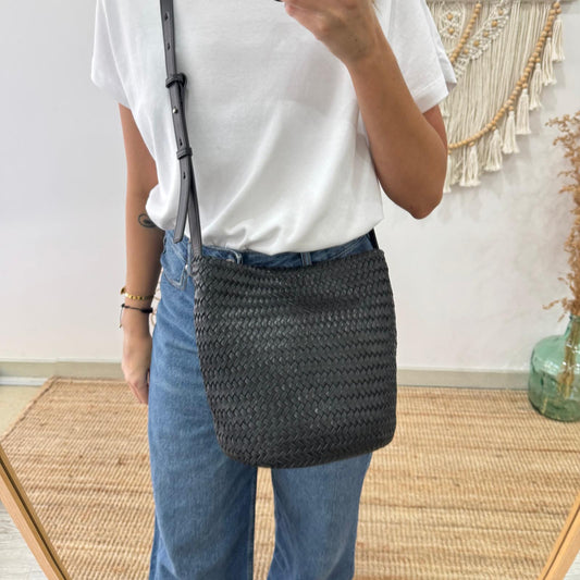 Bolso saco en piel trenzada negro